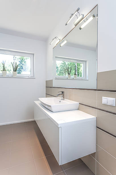 Bright space – a wihite area with a shelf and a wahbasin reforma baños valladolid